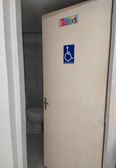 Porta do banheiro com acessibilidade